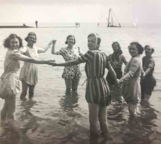 A day at the seaside - 1940s - 2